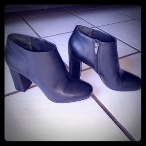 Black Via Spiga Booties. Sz.7 3.5 in heel.